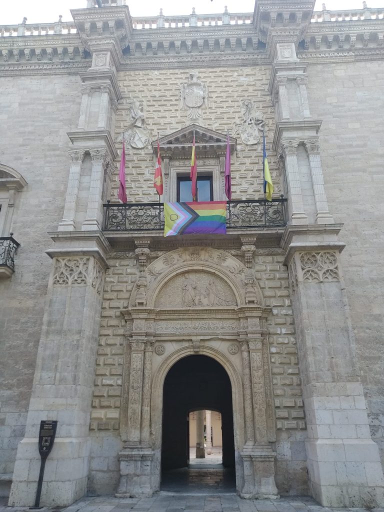 Fachada Santa Cruz con bandera LGBTI